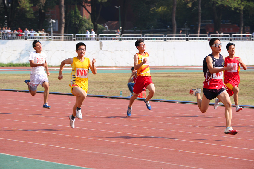 我院运动健儿在努力奔跑 我院运动健儿在努力奔跑