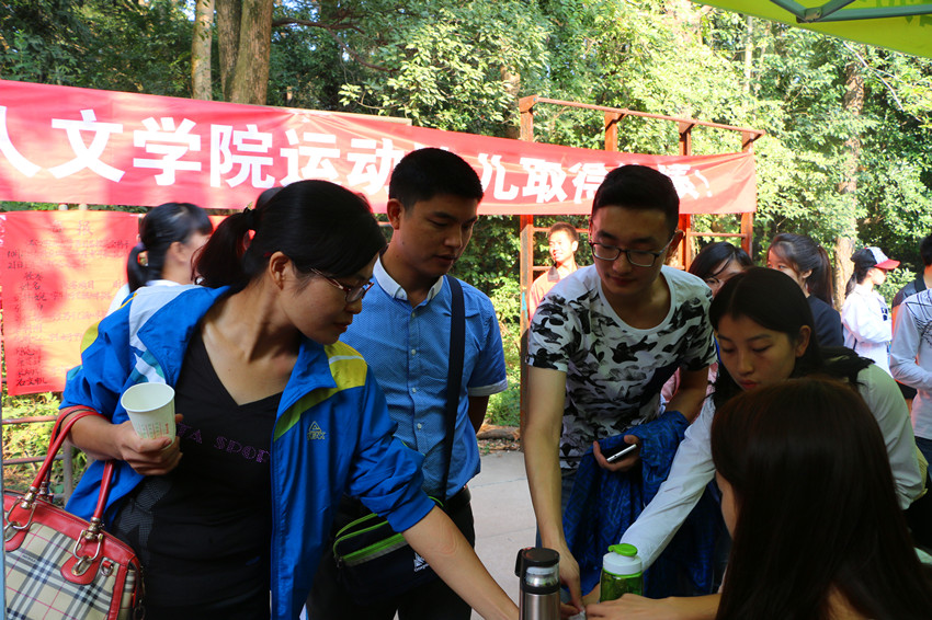 我院领导慰问值班工作人员 我院领导慰问值班工作人员