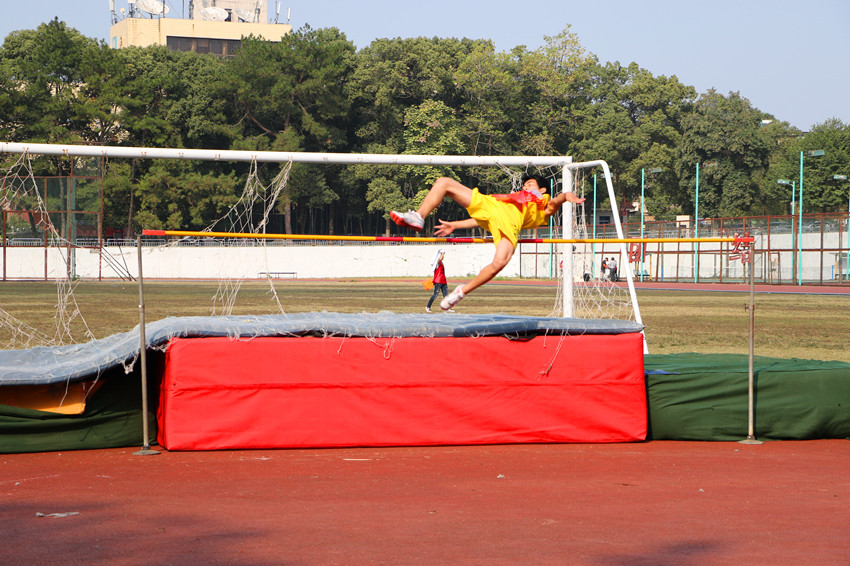 我院跳高运动员的英姿 我院跳高运动员的英姿